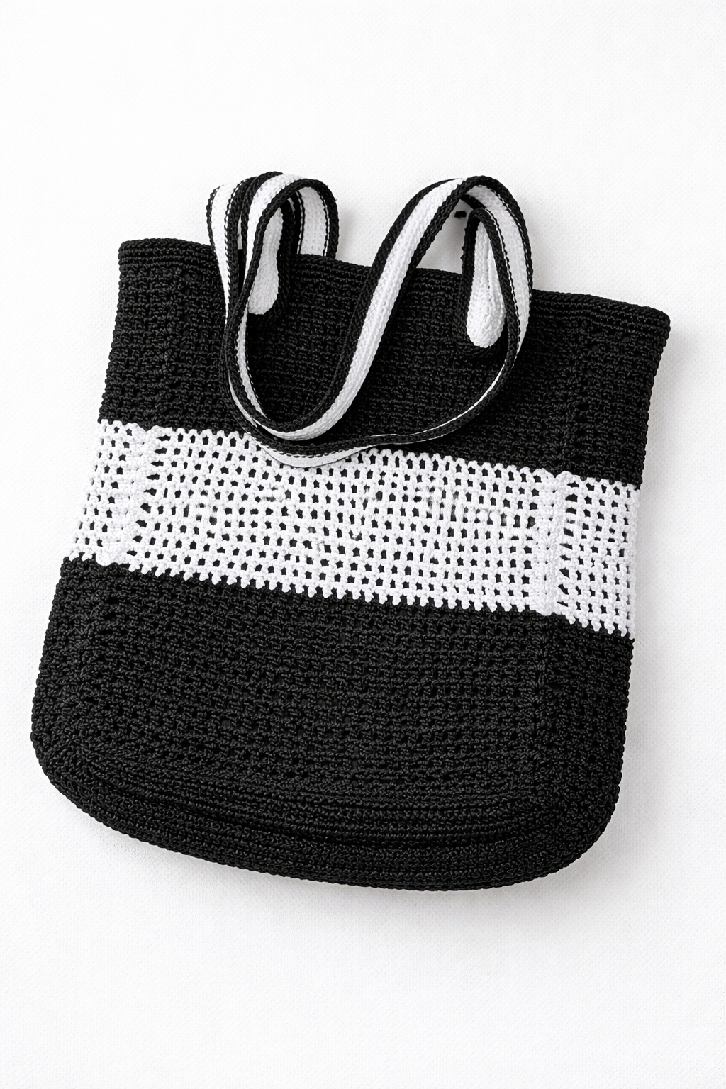 Metro Style – Handgehäkelte Tasche in Schwarz & Weiß – Bild 2
