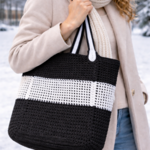 Handgehäkelte Tasche „Metro Style“ in Schwarz und Weiß mit breitem Streifen und zweifarbigen Henkeln