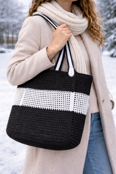 Handgehäkelte Tasche „Metro Style“ in Schwarz und Weiß mit breitem Streifen und zweifarbigen Henkeln