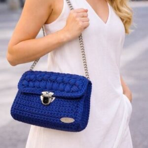 Handgehäkelte Abendtasche „Azure Chic“ in Königsblau mit silbernem Kettenriemen