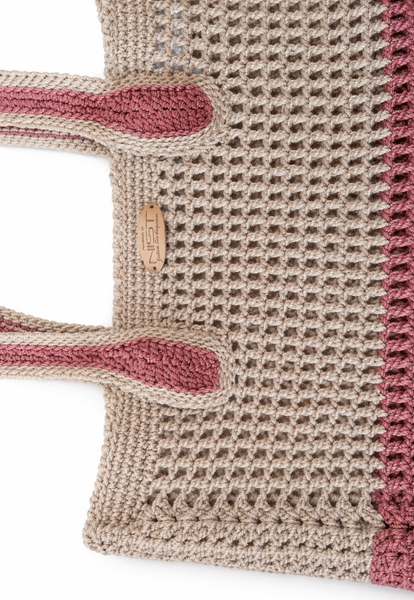 Seitenansicht des gehäkelten Zwei Streifen Shoppers mit flacher Bodenform und Streifenmuster