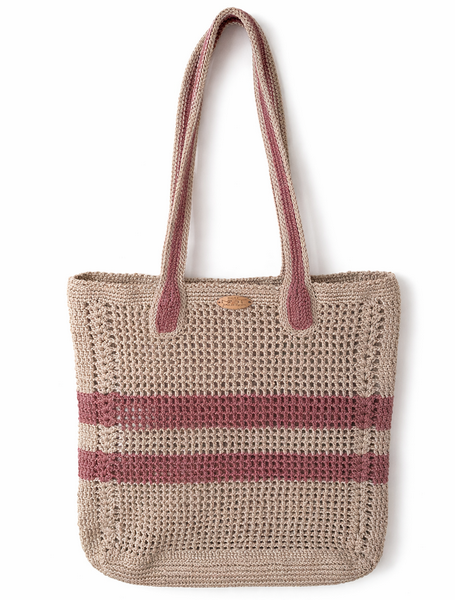 Zwei Streifen Shopper aus Handarbeit mit langen Schulterhenkeln auf hellem Hintergrund