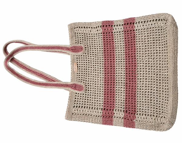 Detailansicht des handgefertigten Zwei Streifen Häkelshoppers mit robusten Henkeln und strukturierter Häkelarbeit