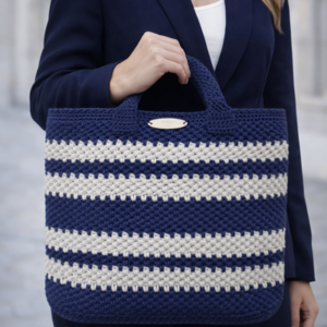 Frau trägt handgehäkelte Shopper Tasche mit Streifenmuster in Marineblau und Weiß